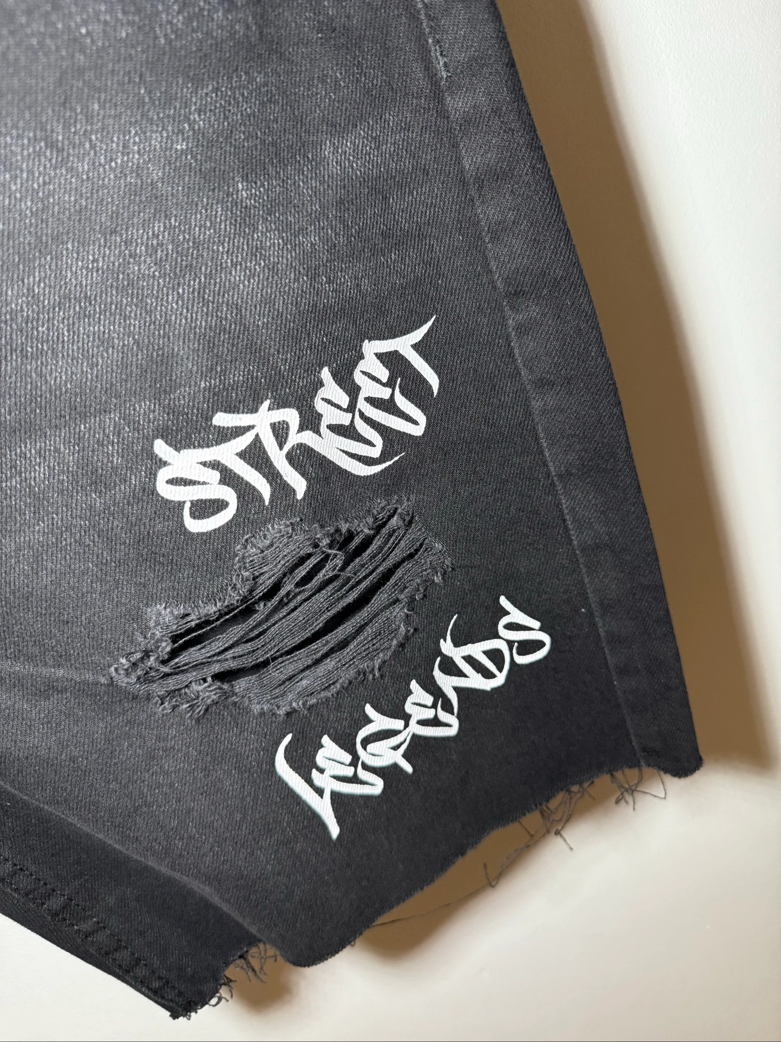 Bershka Black Distressed Denim Shorts with Graffiti Print – photo 4